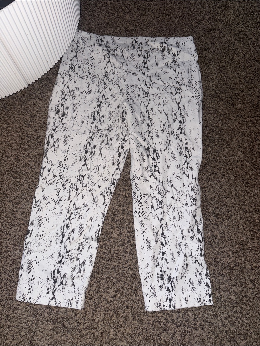 Women's White Snake Print Cropped Pants